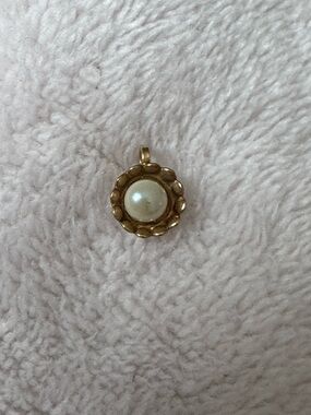 VAN DELL V.D. 12K GOLD FILLED AND SINGLE PEARL PENDANT CHARM PETITE